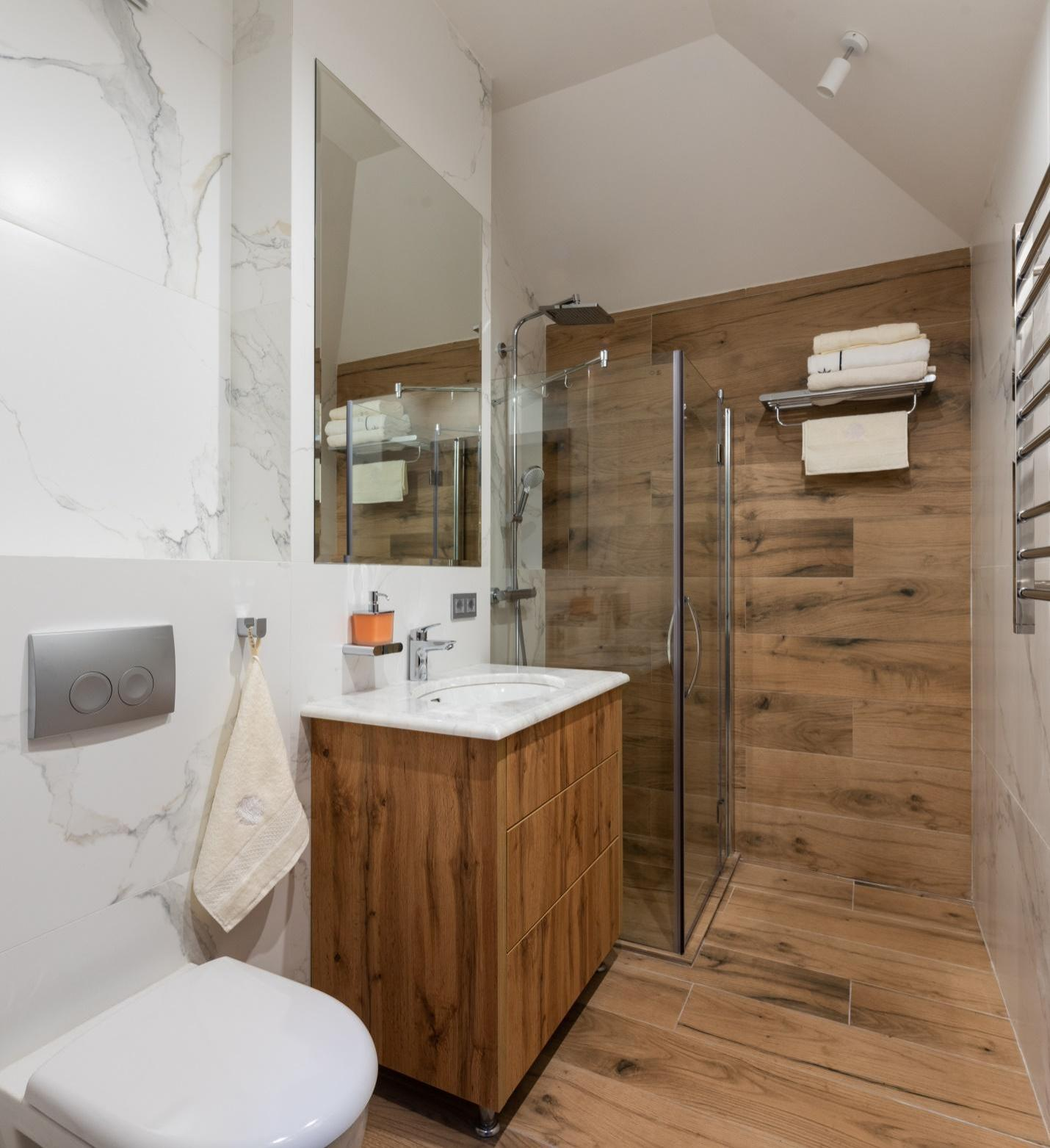 Glass Shower Doors vs. Shower Curtains 