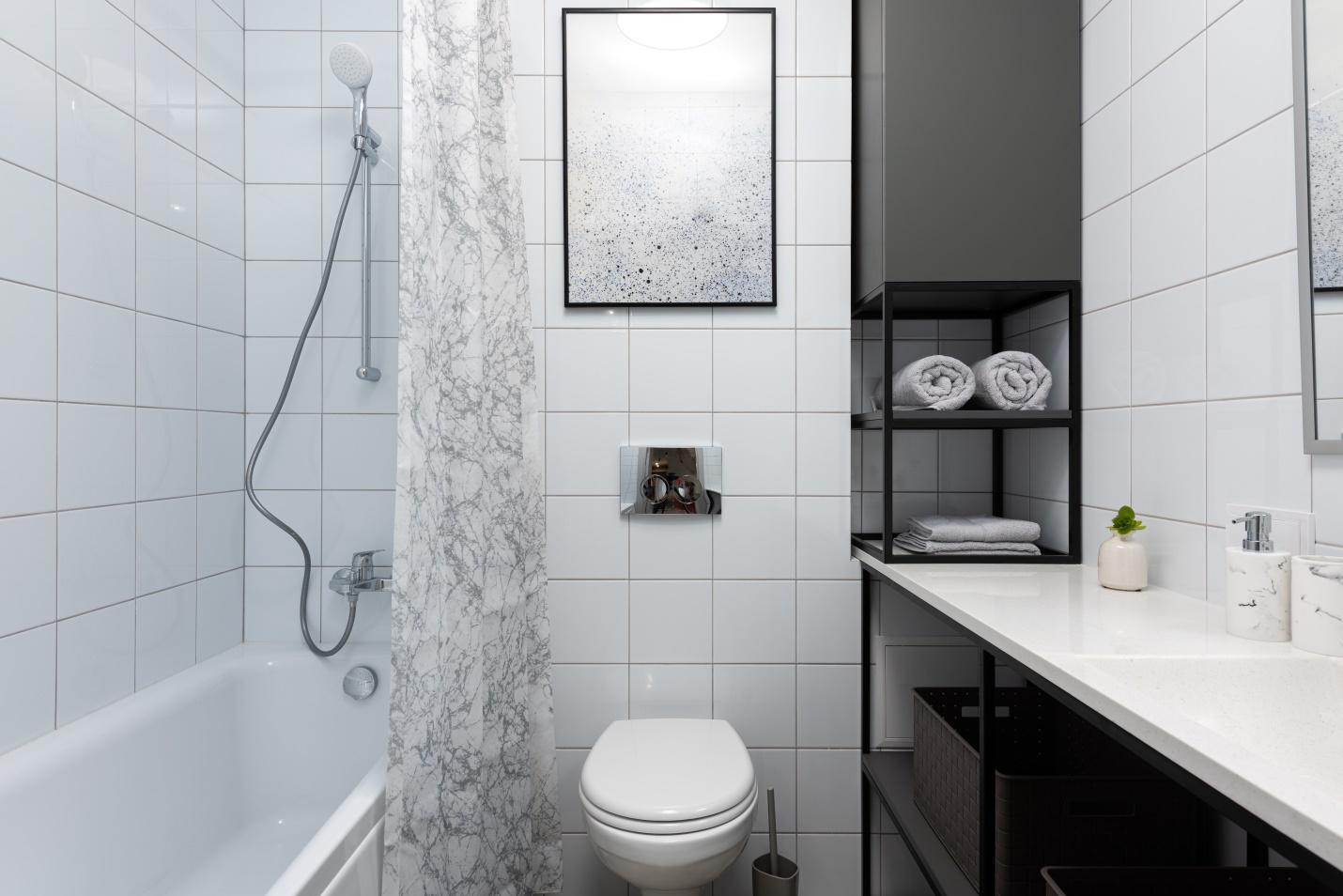 Glass Shower Doors vs. Shower Curtains 