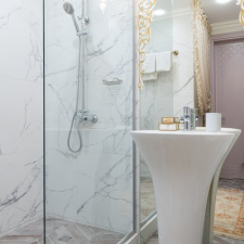 Clear Glass vs. Starphire Glass: How to Choose Between the Two?
