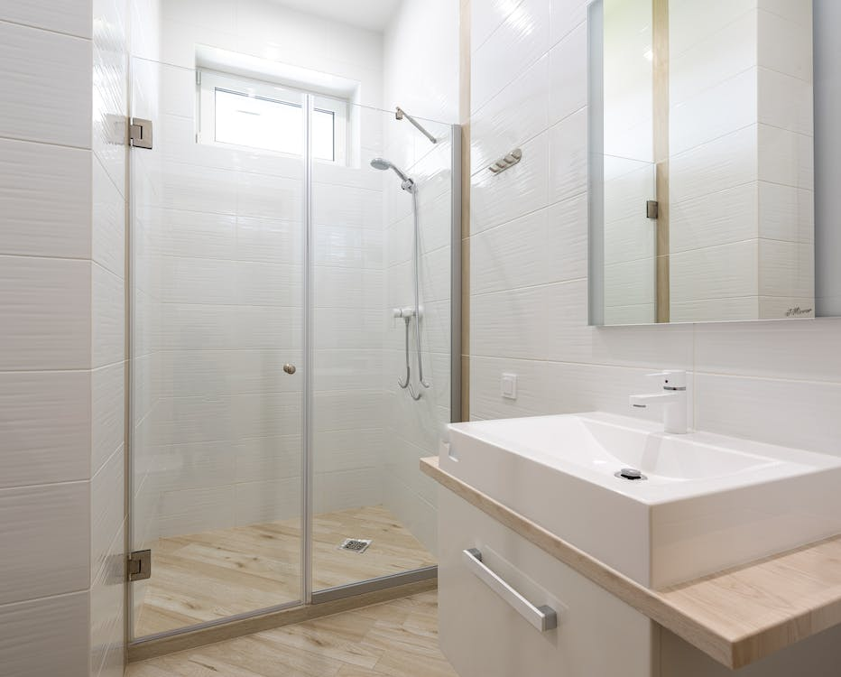 Hinged shower door 