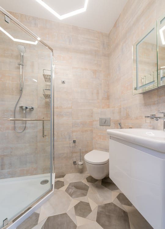 Neo-angle shower door