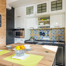 Add Flair To Your Kitchen Décor With Glass Cabinets